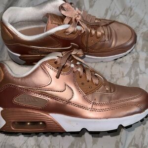 Nike Kids Sneakers  and Polo hat in Metallic Rose Gold and White